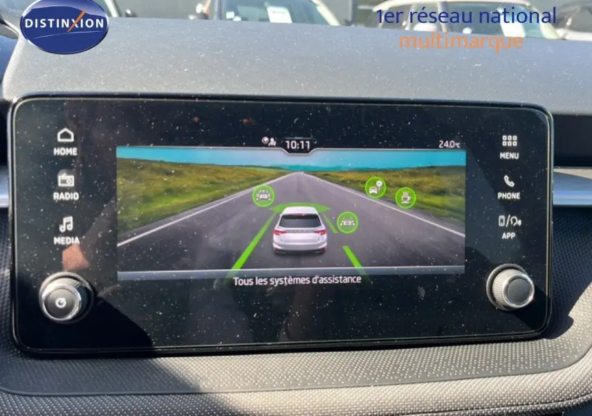 Écran central de la Skoda Fabia 2025 montrant les systèmes d’assistance, intérieur avec tableau de bord noir.