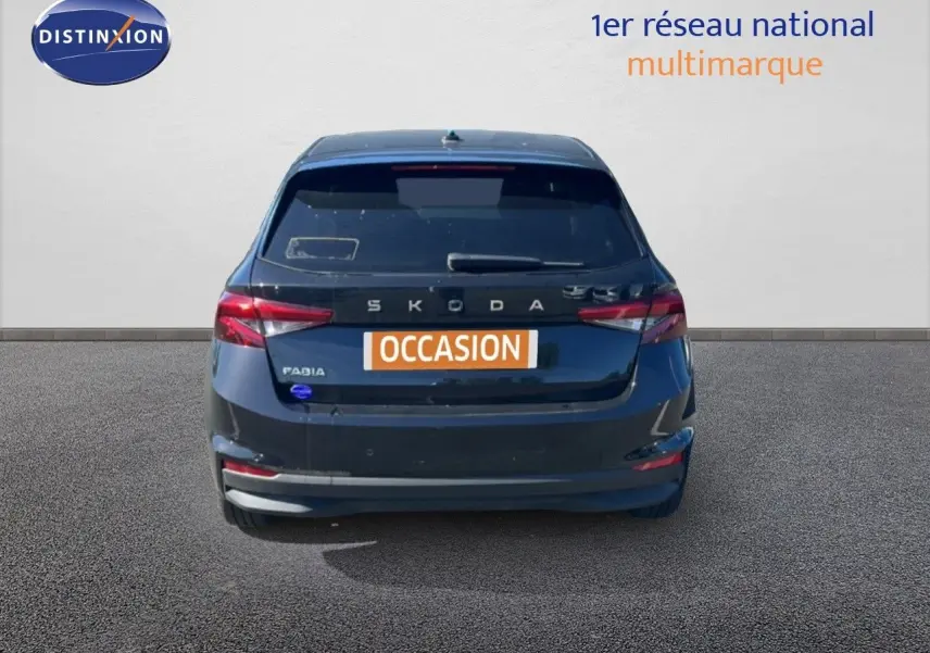 Vue arrière d'une Skoda Fabia noire métal 2025 avec feux LED et plaque "OCCASION" visible.