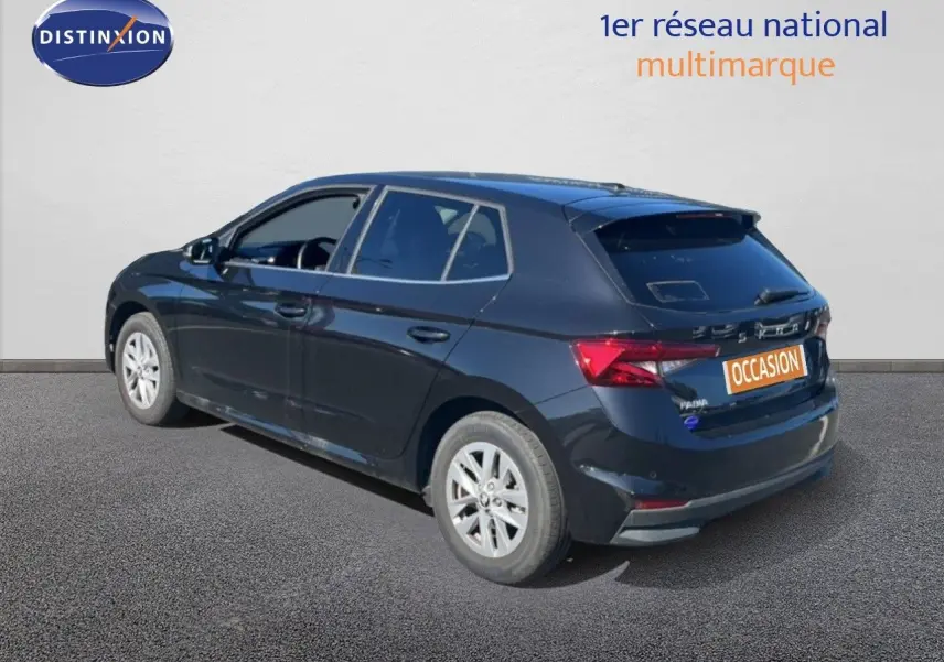 Vue 3/4 arrière droite d'une Skoda Fabia noire métal, avec jantes alliage et feux arrière LED visibles.