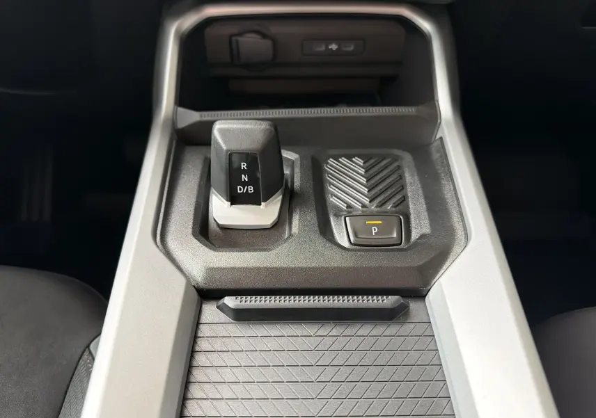 Gros plan sur la console centrale du Dacia Bigster Hybrid 155 Extreme, avec levier de vitesse automatique et bouton parking.
