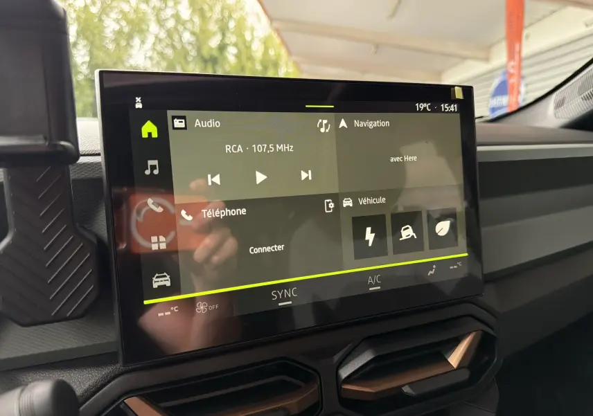 Écran tactile multimédia 10 pouces du Dacia Bigster Hybrid 155, vue intérieure du tableau de bord.