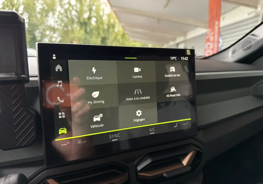 Écran tactile central du tableau de bord du Dacia Bigster Hybrid 155 Extreme, vue intérieure côté passager.