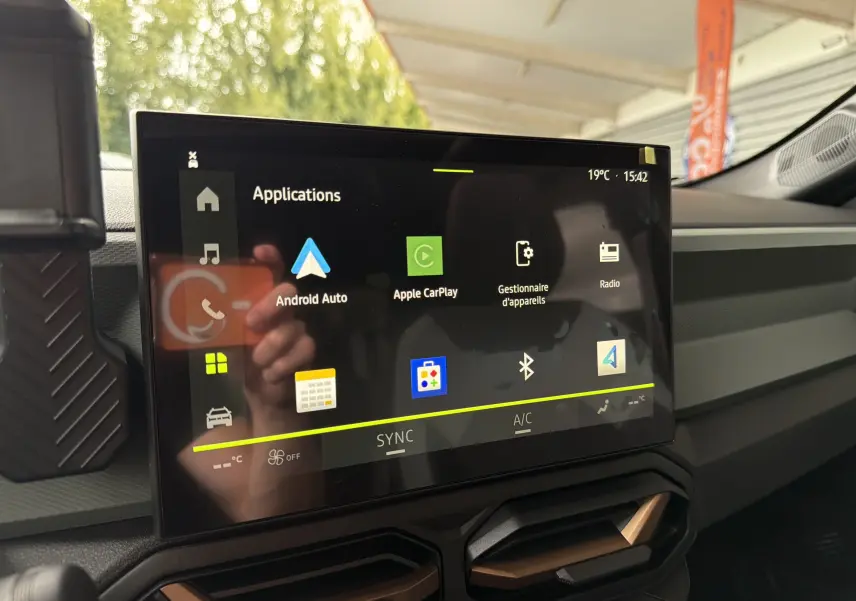 Écran tactile multimédia 10 pouces affichant les applications Android Auto et Apple CarPlay dans l'habitacle d'une Dacia Bigster.