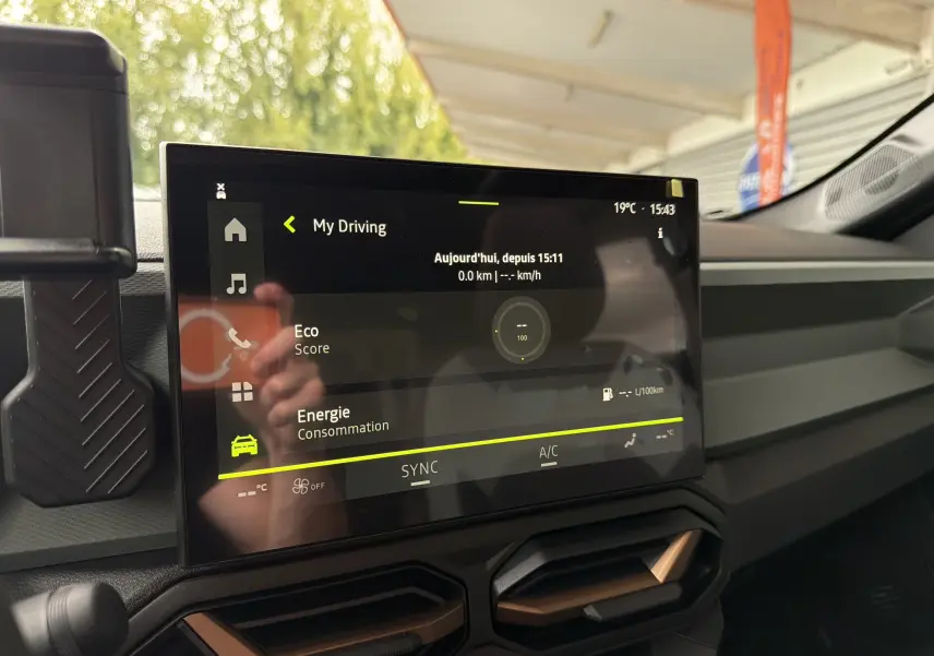 Écran tactile central du tableau de bord du Dacia Bigster Hybrid 155, vue intérieure côté passager.