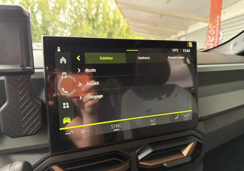 Écran tactile multimédia 10 pouces du tableau de bord du Dacia Bigster Hybrid 155 Extreme, intérieur moderne.