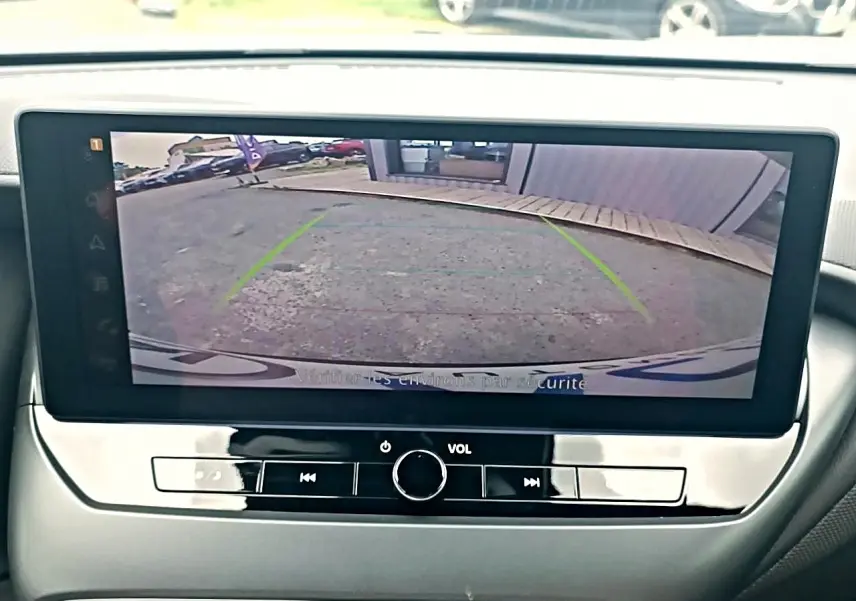 Vue intérieure de l'écran tactile du Nissan Juke 2025 montrant la caméra de recul avec les lignes de guidage.