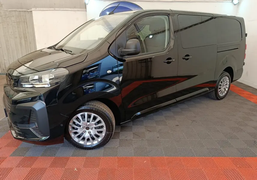 Vue 3/4 avant droit du Peugeot Expert Fourgon XL noir, avec jantes alliage et rétroviseurs noirs.