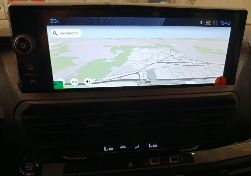 Écran tactile du système de navigation du Peugeot Expert Fourgon XL Diesel 2026, affichage carte GPS en intérieur.