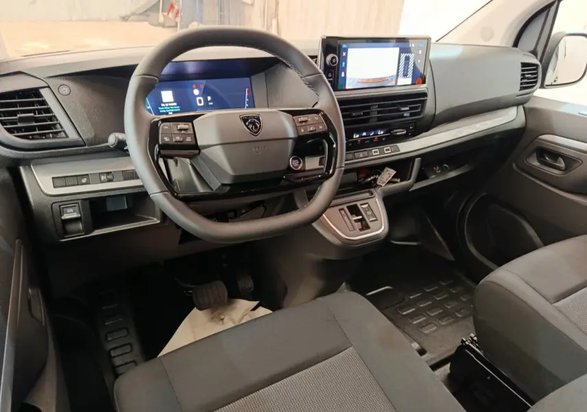 Vue intérieure côté conducteur du tableau de bord et volant du Peugeot Expert Fourgon XL noir avec écran tactile et commandes intégrées.
