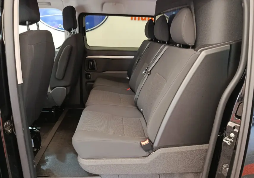 Vue latérale intérieure du Peugeot Expert Fourgon XL noir, montrant la banquette arrière 3 places en tissu gris.