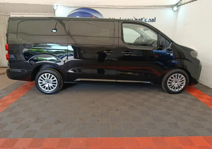 Vue latérale droite d’un Peugeot Expert Fourgon XL noir, avec roues alliage et porte latérale coulissante visible.