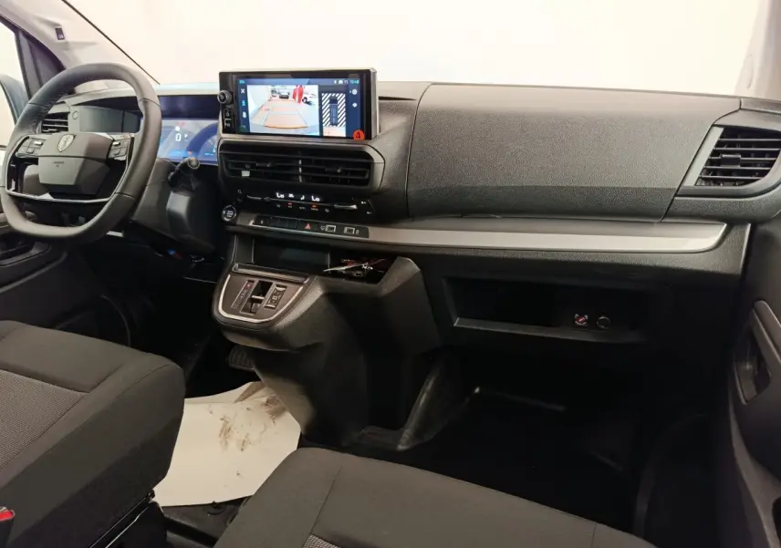 Vue intérieure avant du Peugeot Expert Fourgon XL Diesel 2026, tableau de bord noir avec écran tactile et volant multifonctions.