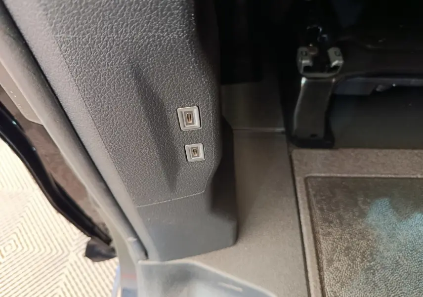 Gros plan sur les ports USB situés à côté du siège arrière du Peugeot Expert Fourgon XL noir.