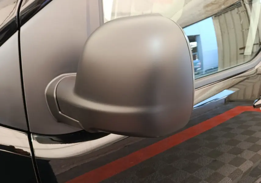 Rétroviseur côté gauche noir mat du Peugeot Expert Fourgon XL Diesel 2026, vue rapprochée sur la portière noire brillante.