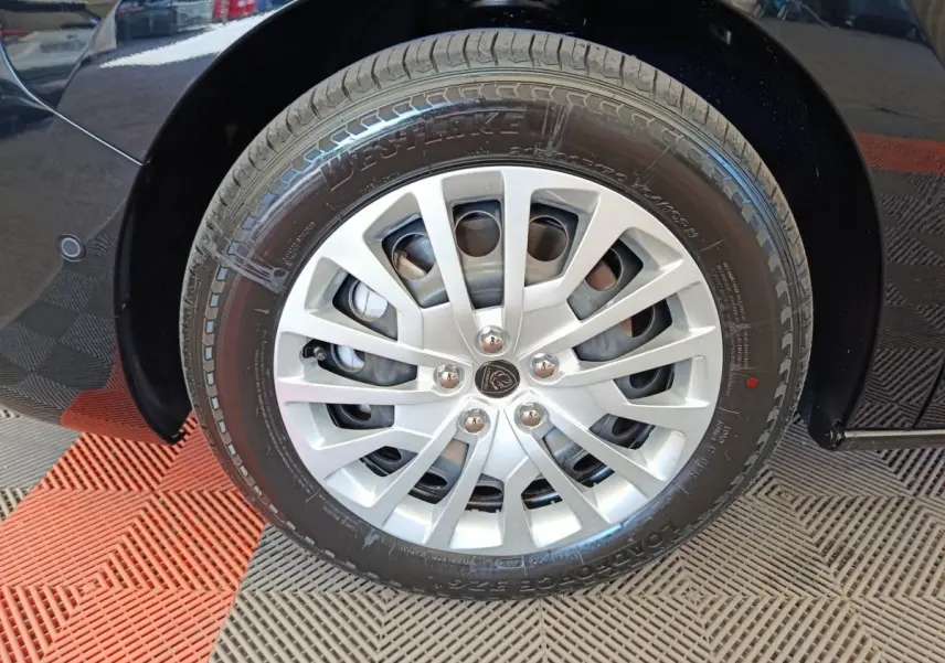 Gros plan sur la roue avant gauche du Peugeot Expert Fourgon XL noir, avec jante argentée et logo Peugeot central.