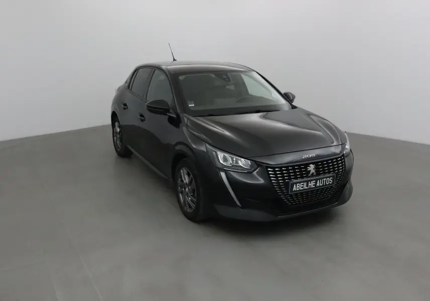 Peugeot 208 noire vue en 3/4 avant droit dans un studio, avec calandre distinctive et jantes alliage.