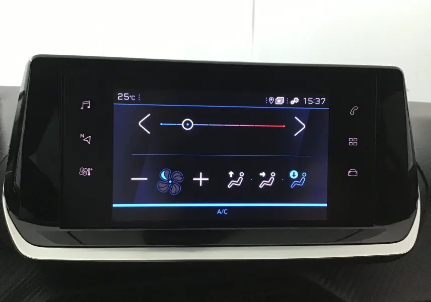 Écran tactile central de la Peugeot 208 noire 2022 affichant les réglages de climatisation et ventilation.