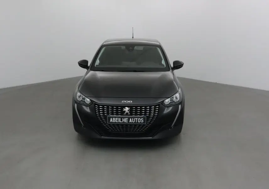 Peugeot 208 noire vue de face, mettant en valeur sa calandre distinctive et ses phares LED modernes.
