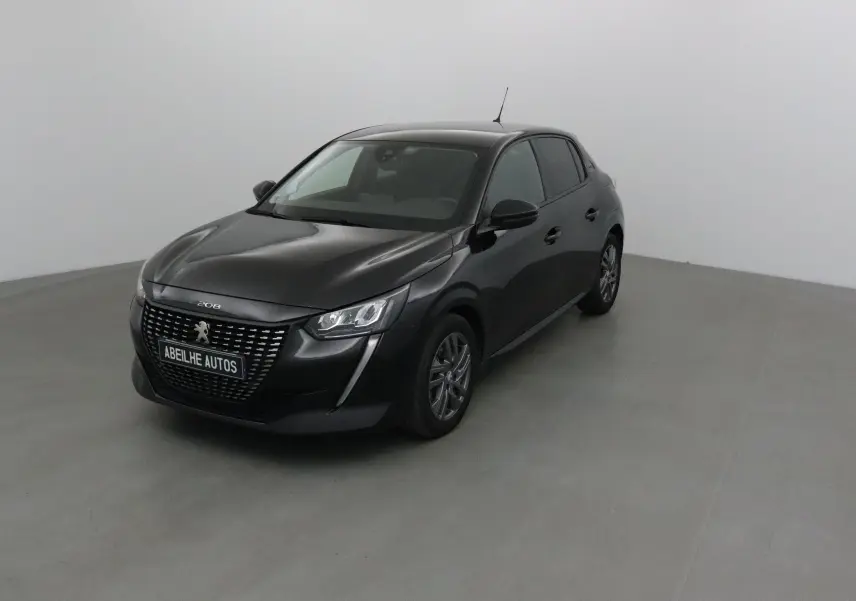 PEUGEOT 208 noir vue 3/4 avant droit dans un studio, calandre marquée et jantes alliage visibles.