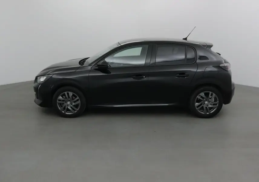 Profil côté gauche d'une Peugeot 208 noire 2022, compacte et moderne avec jantes alliage 16 pouces.