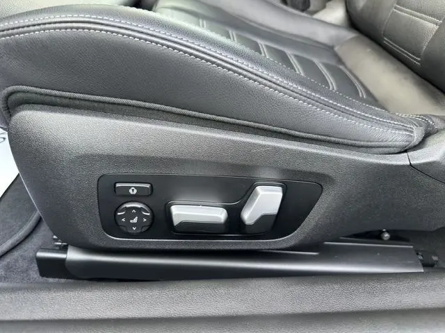 Réglages électriques du siège sport en cuir noir de la BMW M2 G87 visible côté gauche.