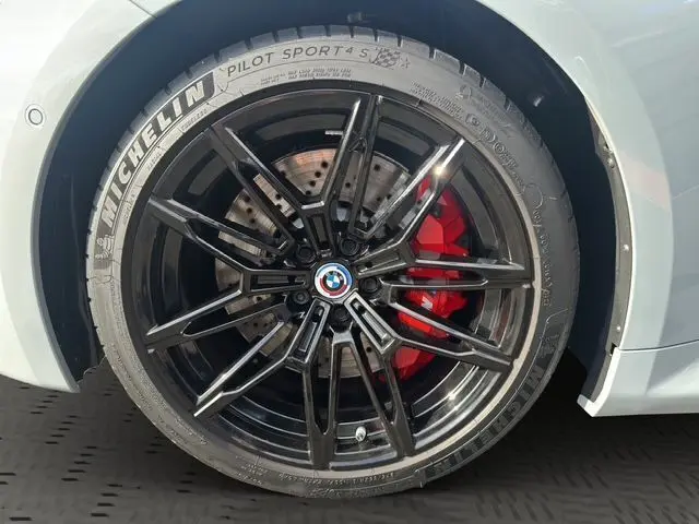 Gros plan sur la jante noire brillante et le frein rouge de la BMW M2 G87 gris Brooklyn Grau côté avant droit.