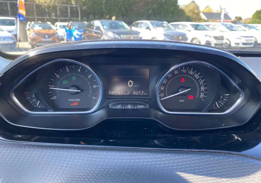 Gros plan sur le tableau de bord du Peugeot 2008 2019, affichant compte-tours, vitesse et écran digital central.