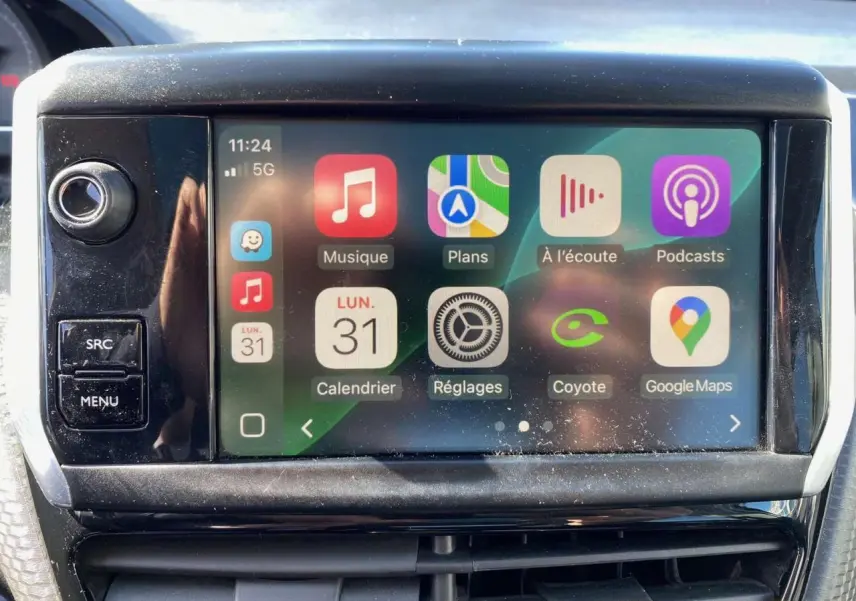 Écran tactile 7 pouces du Peugeot 2008 2019 affichant des applications de navigation et musique.