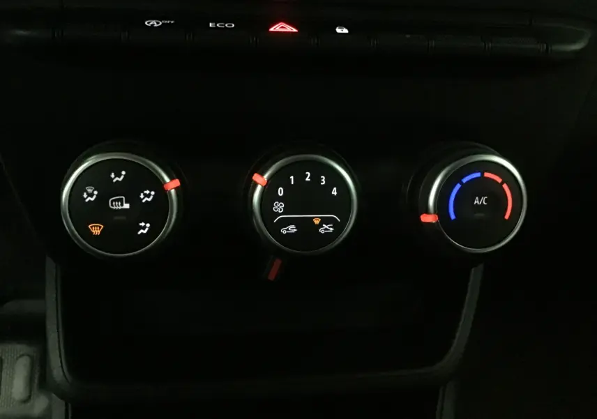 Gros plan sur les commandes de climatisation du Renault Express Van blanc 2023, avec réglages manuels et voyants lumineux.