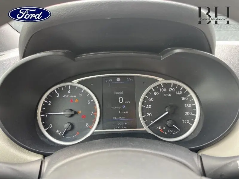 Vue rapprochée du tableau de bord gris avec compte-tours et compteur de vitesse affichant 0 km/h.