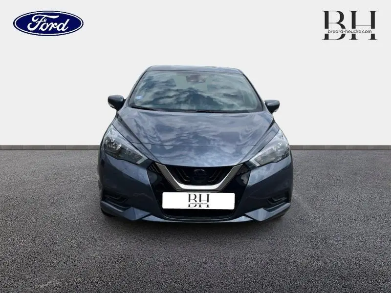 Vue avant d'une Nissan Micra gris acier 2022 avec calandre noire et phares anguleux.