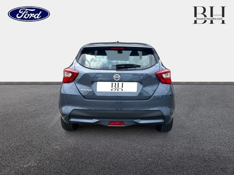 Vue arrière d'une Nissan Micra gris acier 2022 avec feux arrière anguleux et hayon compact.