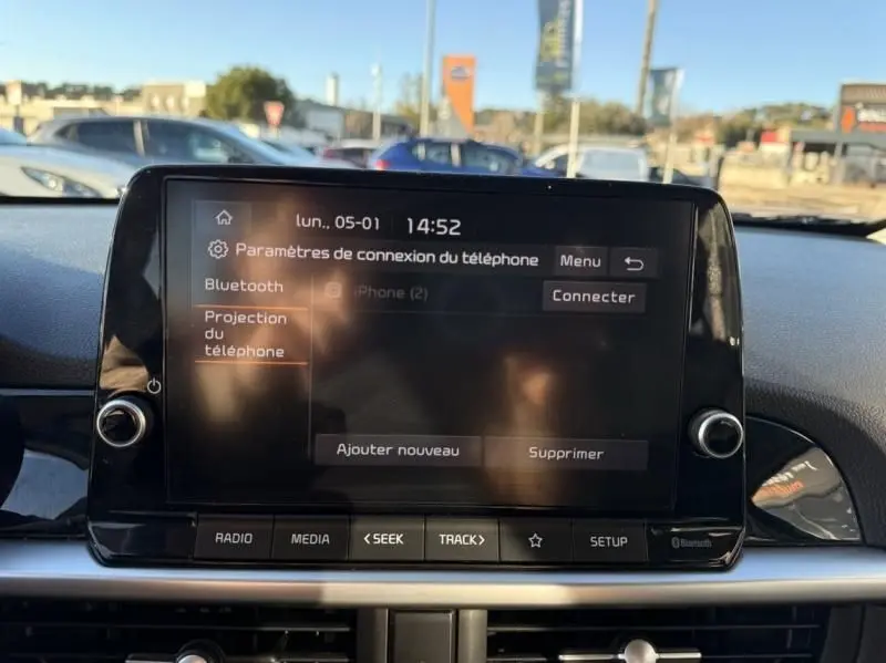 Écran tactile central du tableau de bord de la Kia Picanto 2023, affichant les paramètres de connexion Bluetooth.
