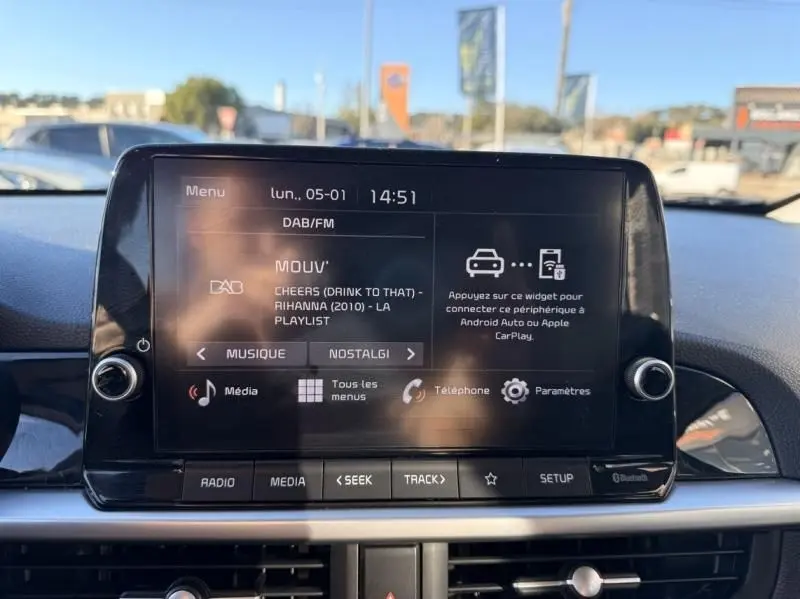 Écran tactile central de la Kia Picanto 2023 gris foncé affichant la radio DAB/FM et les options multimédia.