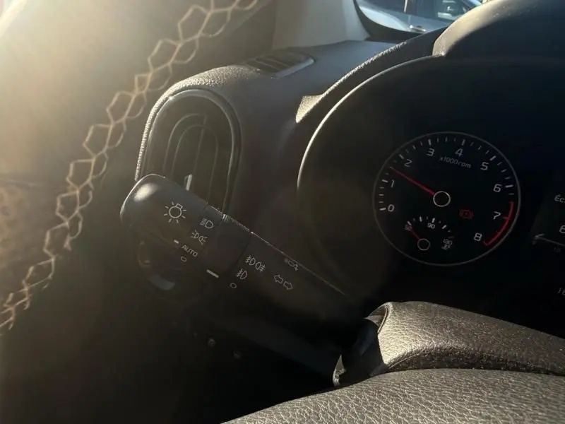 Détail du commodo d'éclairage et compte-tours du tableau de bord d'une KIA Picanto GT Line 2023 gris foncé, vue côté gauche.