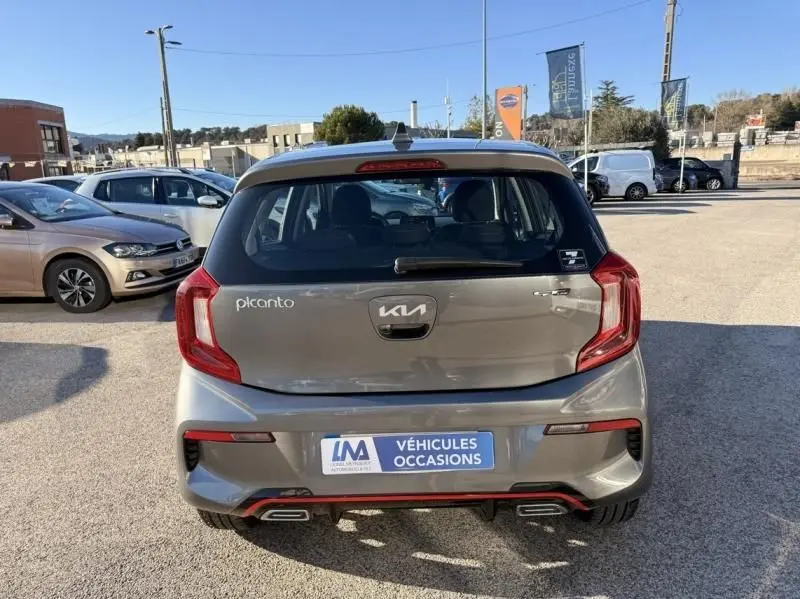 Vue arrière d'une KIA Picanto gris foncé 2023 GT Line avec double sortie d'échappement et logo récent sur le hayon.