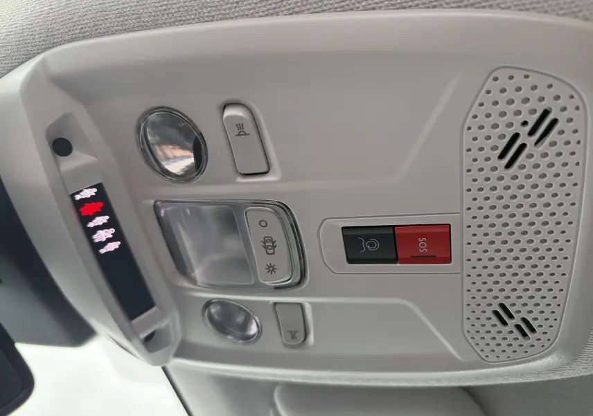 Vue en gros plan du plafonnier gris clair avec boutons d’éclairage et alerte SOS dans une Citroën C4 Hybrid 145 blanche.