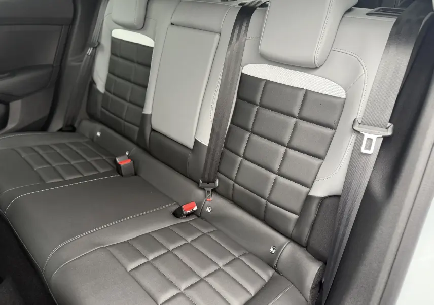 Vue rapprochée des sièges arrière en cuir noir et gris clair de la Citroën C4 Hybrid 145 e-DCS6 MAX 2025.