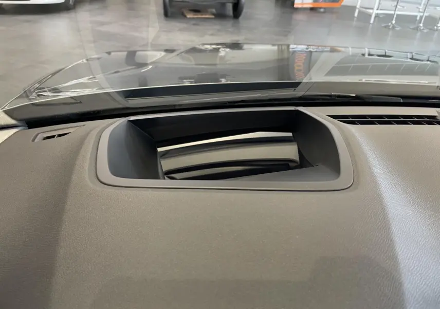 Détail du tableau de bord du Citroën C5 X 2024, montrant l'écran encastré au centre, avec reflet du pare-brise.