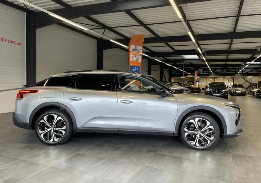 Vue de profil côté gauche du Citroën C5 X 2024 gris foncé, avec ses jantes alliage distinctives en concession.