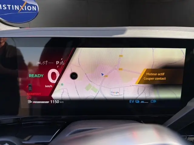 Affichage numérique du tableau de bord du Renault Austral 2025, montrant la navigation et l'état moteur actif.
