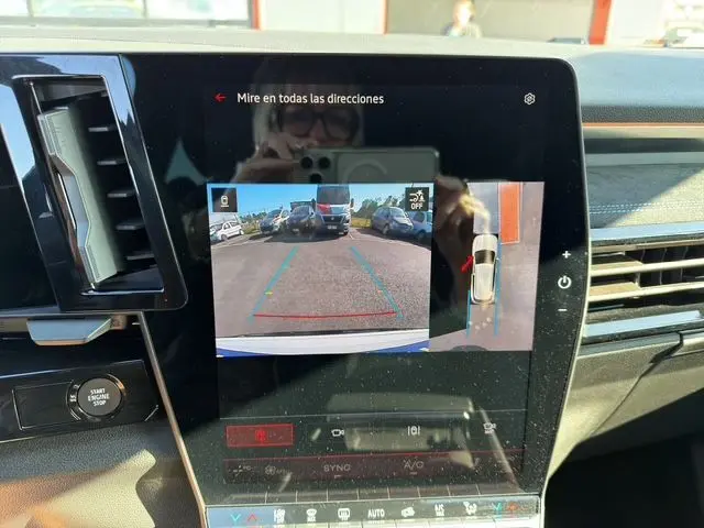 Écran central du Renault Austral 2025 montrant la caméra de recul et la vue à 360°, intérieur avec tableau de bord noir.