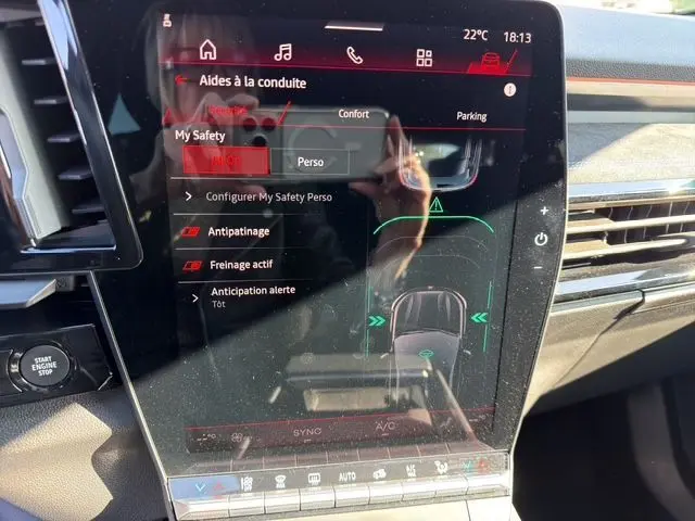 Écran tactile central du Renault Austral 2025 montrant les aides à la conduite, avec tableau de bord noir et détails argentés.