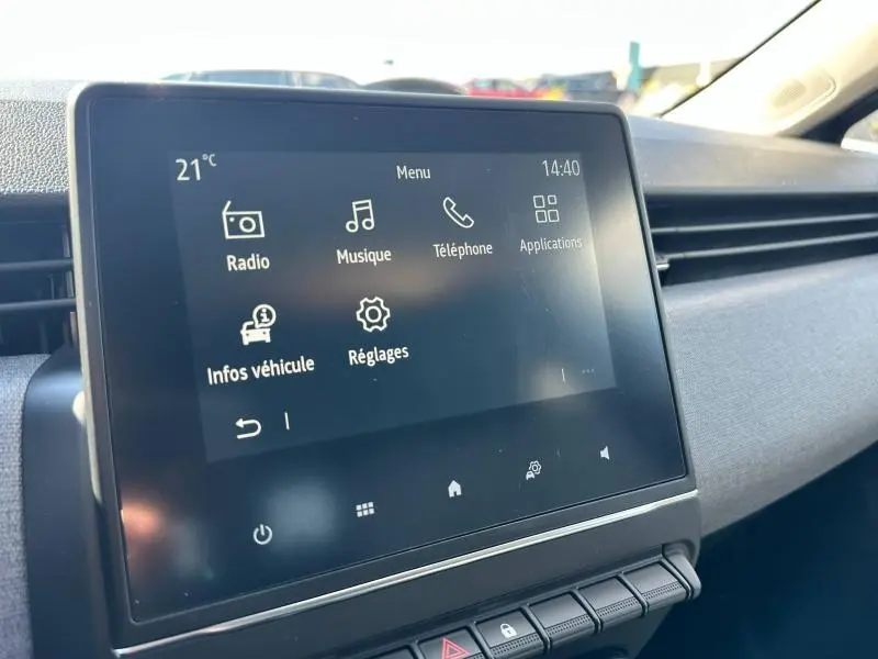 Écran tactile central de la Renault Clio 2025 gris Rafale, affichant le menu radio, musique, téléphone et réglages.