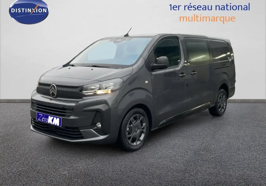 Vue 3/4 avant droit du Citroën Jumpy Cabine Approfondie gris titane métal avec calandre noire et feux allumés.