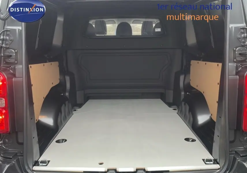 Vue arrière du Citroën Jumpy cabine approfondie gris titane métal, montrant l'espace de chargement vide et aménagé.