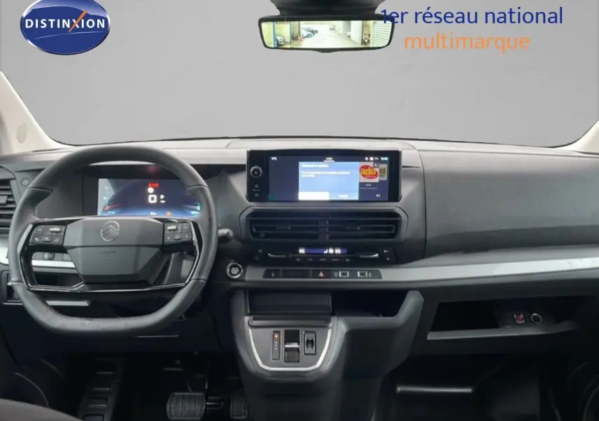 Vue intérieure frontale du tableau de bord du Citroën Jumpy Long L3 2025, avec écran tactile et volant multifonction noir.