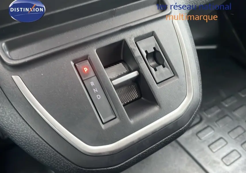 Gros plan sur la commande de boîte automatique avec indicateur P allumé dans l’habitacle noir du Citroën Jumpy Cabine Approfondie gris titane.