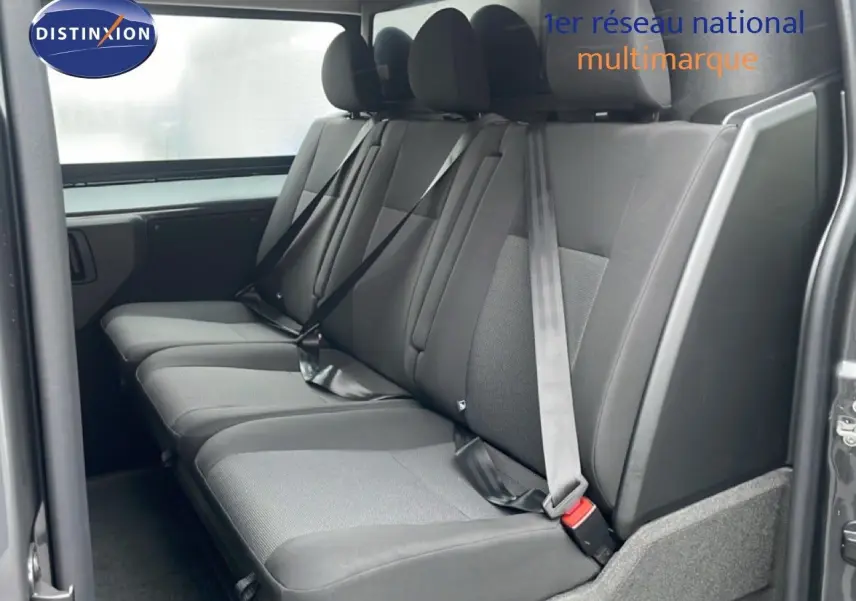 Vue latérale des sièges arrière en tissu gris et noir du Citroën Jumpy Cabine Approfondie gris titane, porte ouverte.