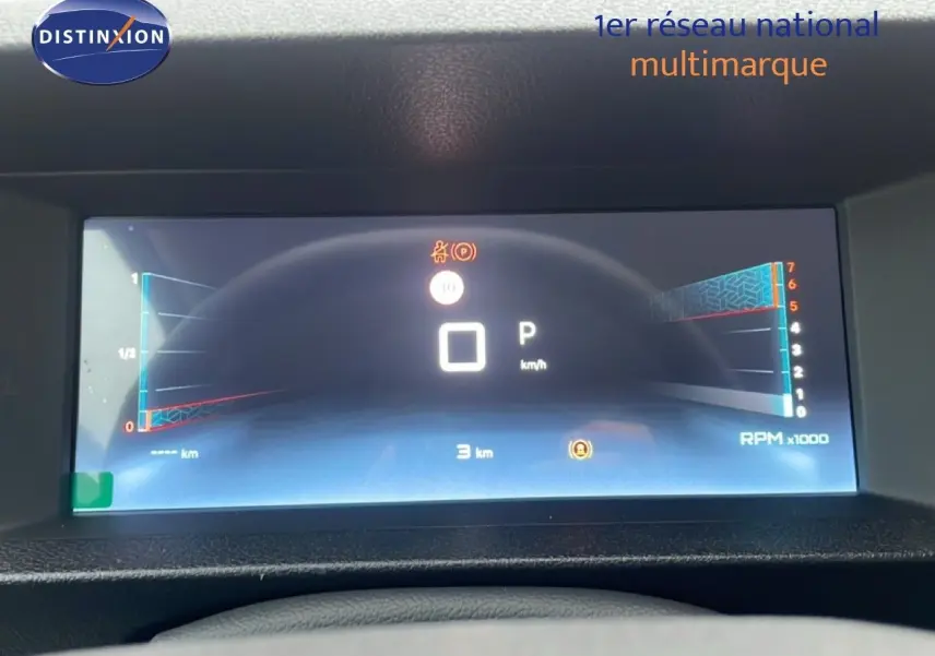 Affichage numérique du tableau de bord du Citroën Jumpy Cabine Approfondie gris titane, indiquant 0 km/h et 3 km au compteur.